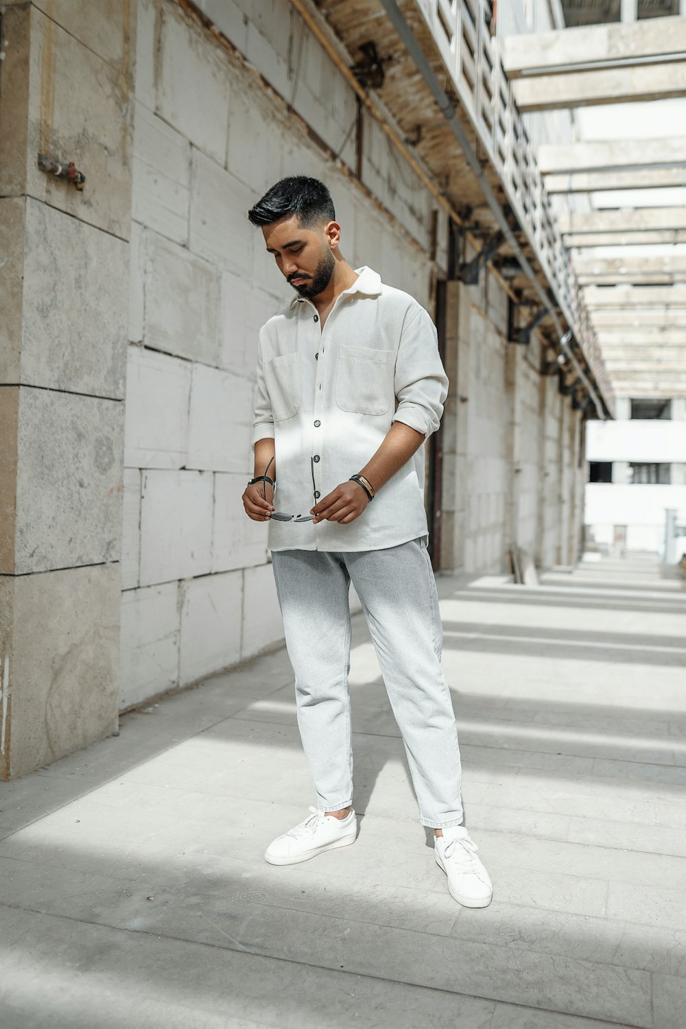 Intermediate minimalist outfit