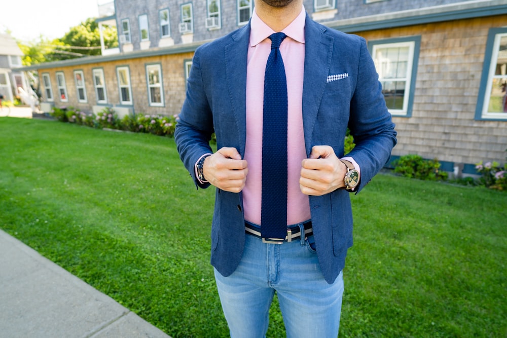 Old money outfit: blazer with a knitted tie and jeans