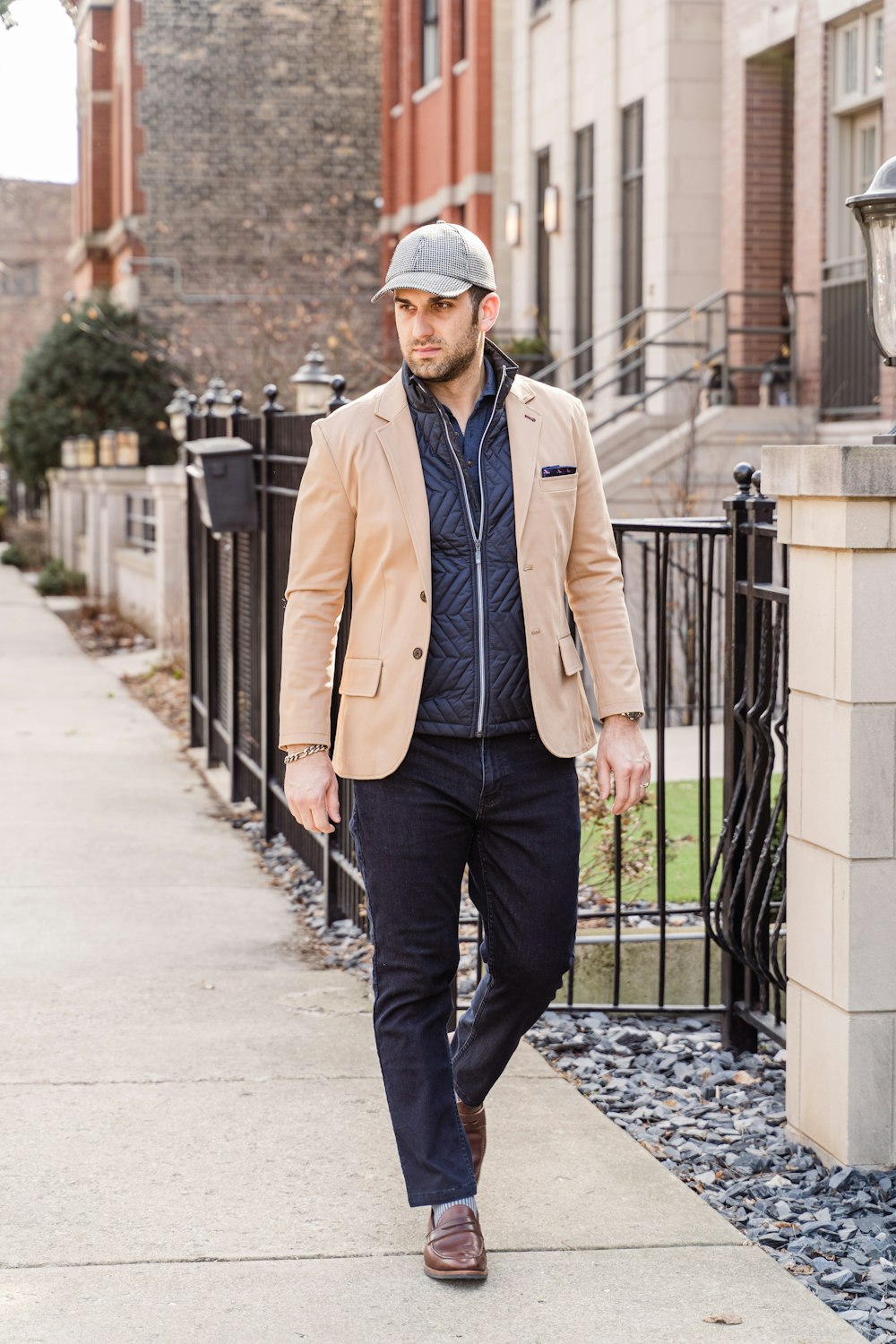 Old money outfit: tan blazer and flat cap