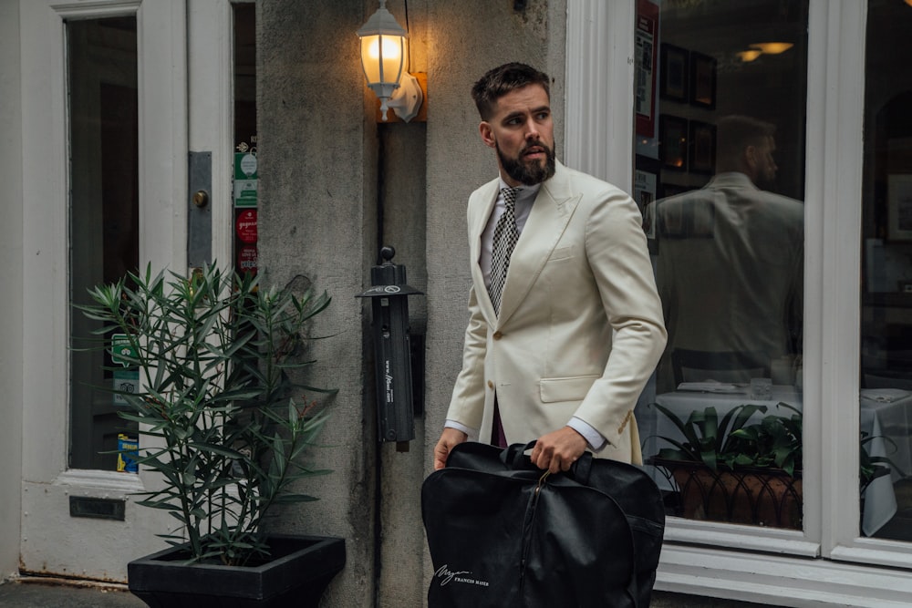 Old money outfit: cream summer suit
