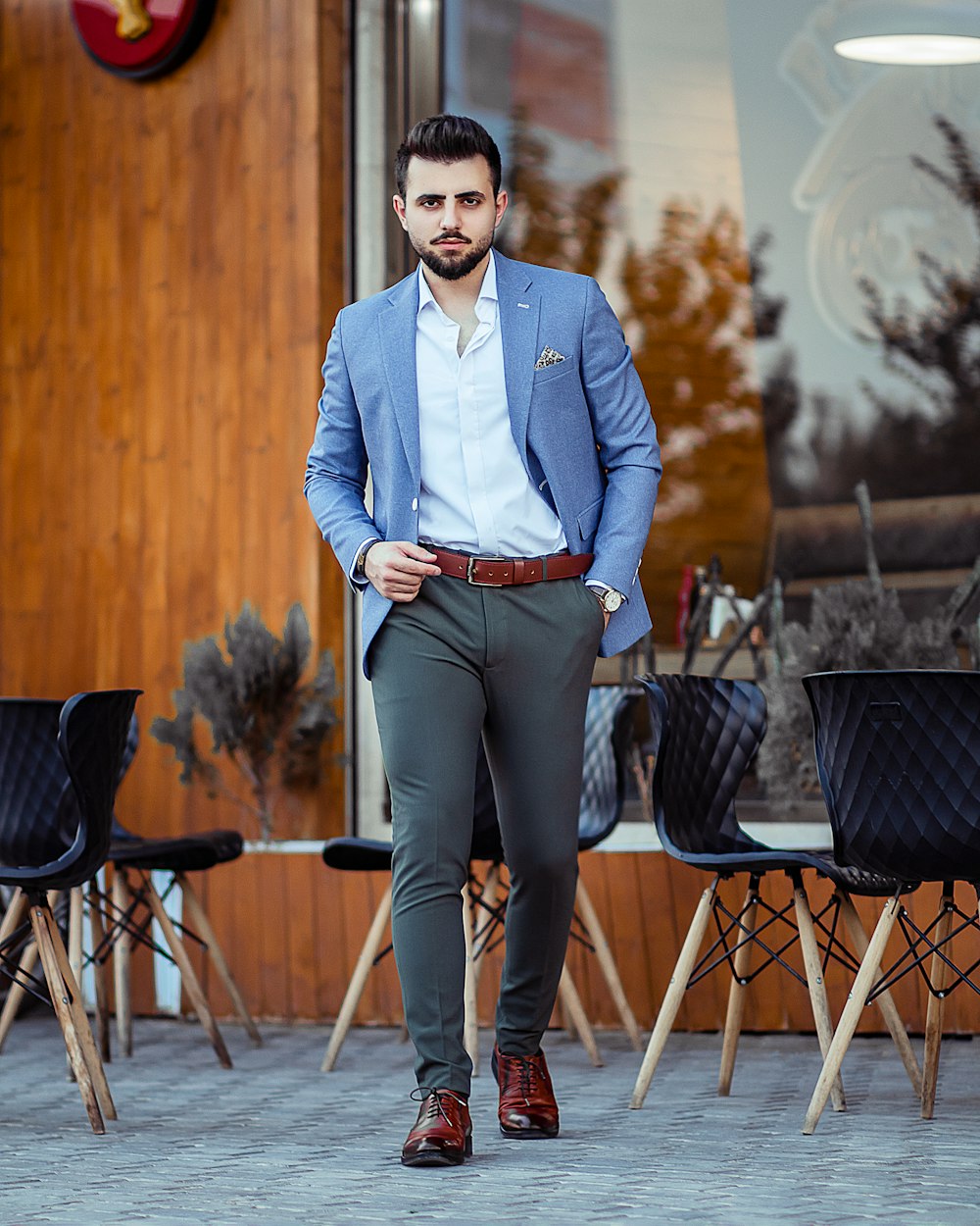 Smart casual outfit: blue blazer and oxford shirt