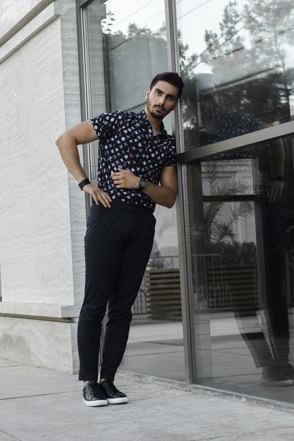 Smart casual outfit: patterned shirt and dark denim