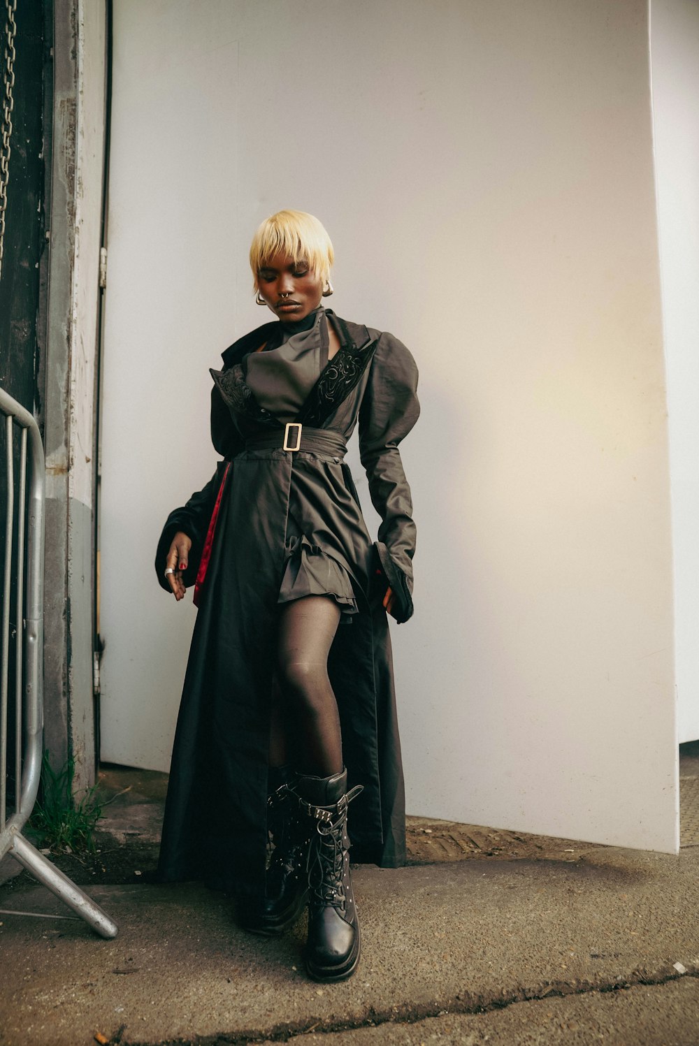 Statement outfit: all-black dark drama