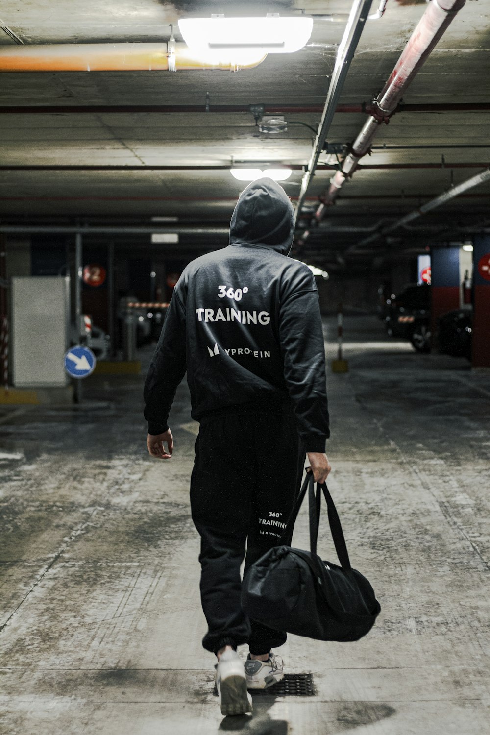 Techwear outfit: utility and cargo